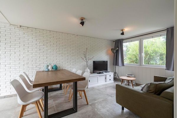 Woonkamer - Familiehuis bij Duinen en Strand in Sint Maartenszee (2)