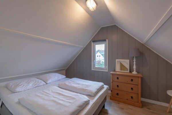 Slaapkamer - Familiehuis bij Duinen en Strand in Sint Maartenszee (3)