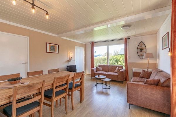 Eetkamer - Bungalow in Julianadorp bij Strand in Julianadorp aan Zee (2)