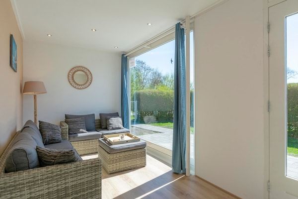 Woonkamer - Bungalow in Julianadorp bij Strand in Julianadorp aan Zee (5)