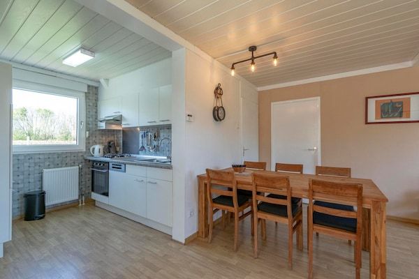 Eetkamer - Bungalow in Julianadorp bij Strand in Julianadorp aan Zee (4)