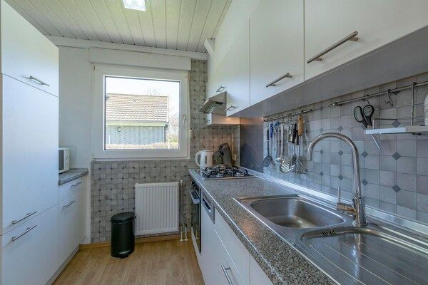 Keuken - Bungalow in Julianadorp bij Strand in Julianadorp aan Zee (3)