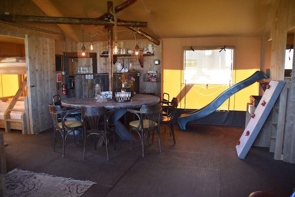 Eetkamer - Kidz Lodge in Zon Zee Strand met speelplaats in Callantsoog (3)
