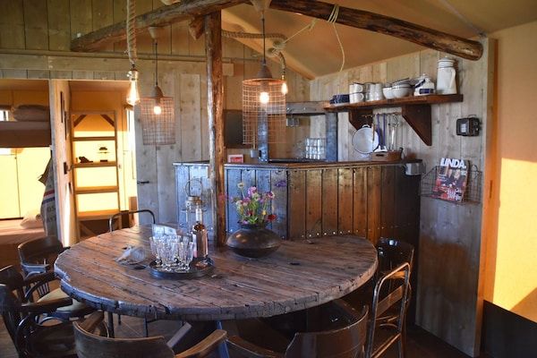 Eetkamer - Kidz Lodge in Zon Zee Strand met speelplaats in Callantsoog (4)