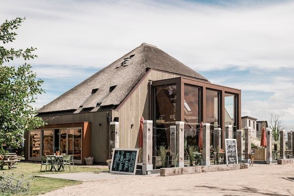 Buitenkant - Kidz Lodge in Zon Zee Strand met speelplaats in Callantsoog (1)