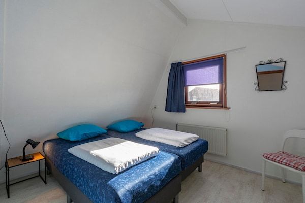 Slaapkamer - Yperhof 66 vakantiehuis voor 6 gasten aan de kust in Julianadorp aan Zee (4)