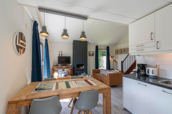 Eetkamer - Yperhof 66 vakantiehuis voor 6 gasten aan de kust in Julianadorp aan Zee (3)