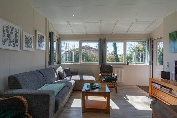 Woonkamer - Bungalow Sint Maartenszee bij Strand in Sint Maartenszee (2)