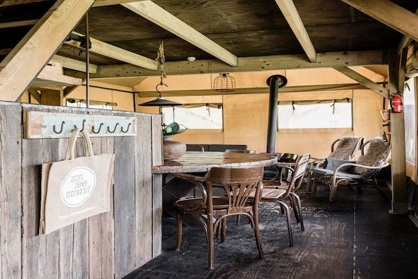 Eetkamer - Charmant verblijf in een Woodlodge in Callantsoog (2)