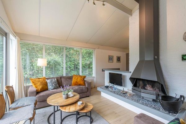 Woonkamer - Familiehuis bij de duinen in Sint Maartensvlotbrug (2)