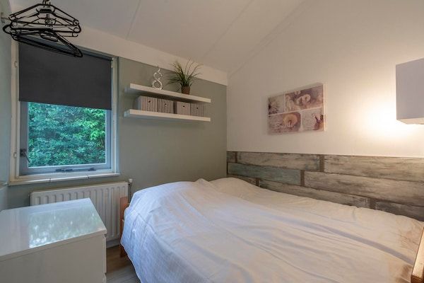 Slaapkamer - Familiehuis bij de duinen in Sint Maartensvlotbrug (5)