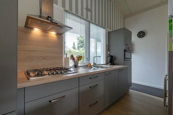 Keuken - Familiehuis bij de duinen in Sint Maartensvlotbrug (4)