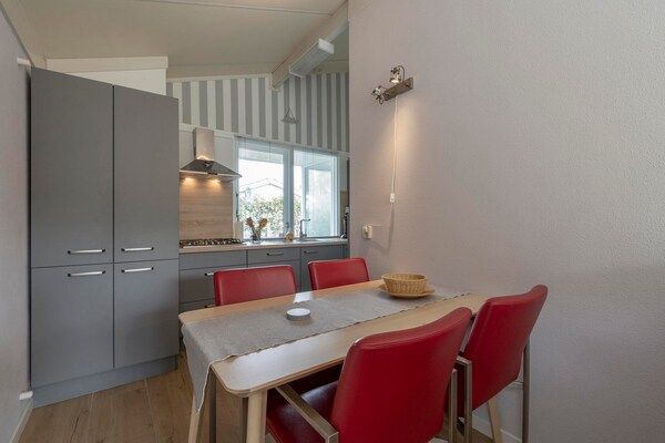 Eetkamer - Familiehuis bij de duinen in Sint Maartensvlotbrug (3)