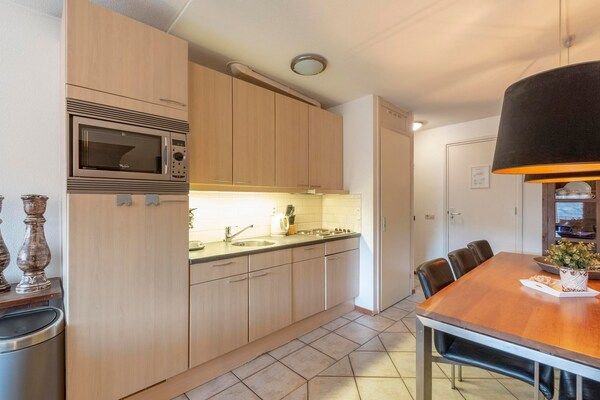 Keuken - Wijde Blick 210 appartement met groot balkon in Callantsoog (4)