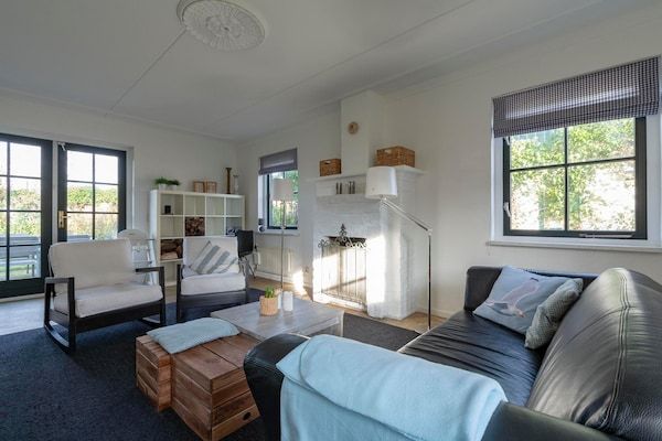 Woonkamer - villa met elektrisch opladen en parkeergelegenheid in Callantsoog (2)