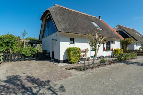 Buitenkant - villa met elektrisch opladen en parkeergelegenheid in Callantsoog (1)