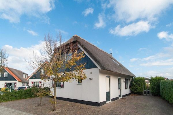Buitenkant - Villa met uitzicht over het park De Buitenplaats in Callantsoog (1)