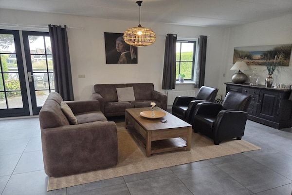 Woonkamer - Villa met uitzicht over het park De Buitenplaats in Callantsoog (2)