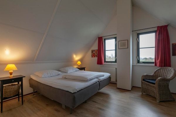 Slaapkamer - De Buitenplaats 7 villa met uitzicht op de duinen in Callantsoog (4)