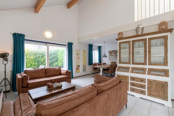 Woonkamer - Charmante villa vlakbij zandstrand in Julianadorp aan Zee (2)