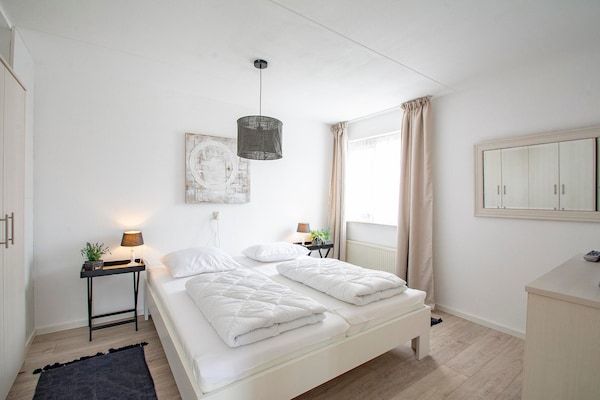 Slaapkamer - Charmante villa vlakbij zandstrand in Julianadorp aan Zee (4)