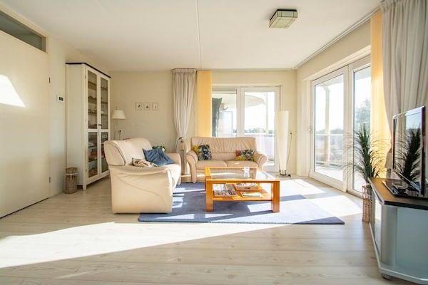 Woonkamer - Gezellig appartement met duinzicht in Julianadorp aan Zee (2)