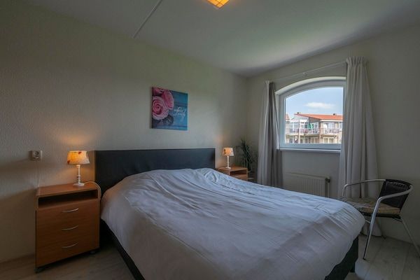 Slaapkamer - Gezellig appartement met duinzicht in Julianadorp aan Zee (5)