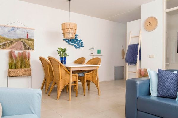 Eetkamer - Appartement aan zee in Residence Juliana in Julianadorp aan Zee (2)