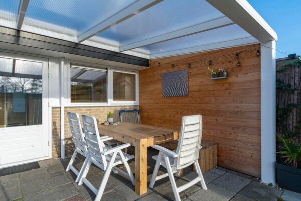 Terras - Wildrijk 83 vakantiehuis bij het strand in Sint Maartenszee (4)