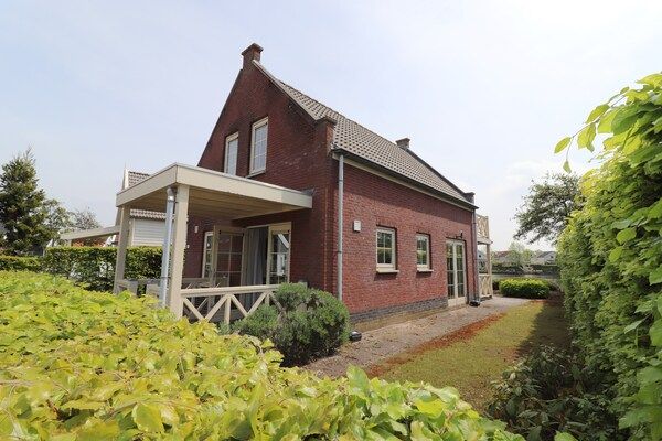 Buitenkant - Bungalow aan het water bij Rotterdam in Simonshaven (3)