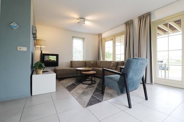 Woonkamer - Bungalow aan het water bij Rotterdam in Simonshaven (4)