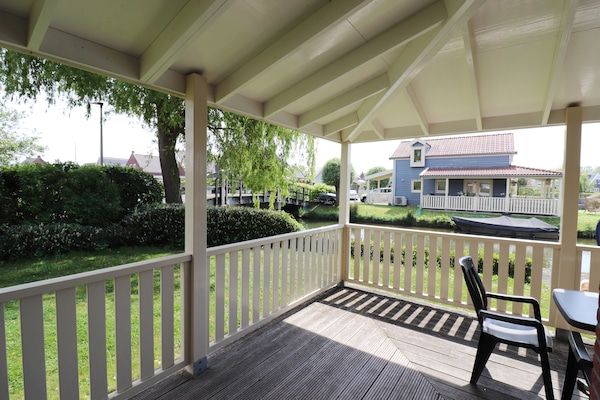 Terras - Bungalow in Zuid-Holland met eigen aanlegsteiger in Simonshaven (3)