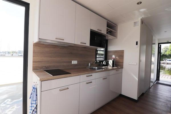 Keuken - Woonboot in Lemmer met Havenzicht in Lemmer (2)
