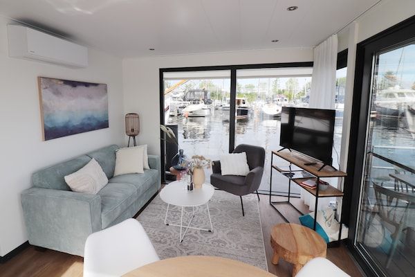 Woonkamer - Woonboot in Lemmer met Havenzicht in Lemmer (1)