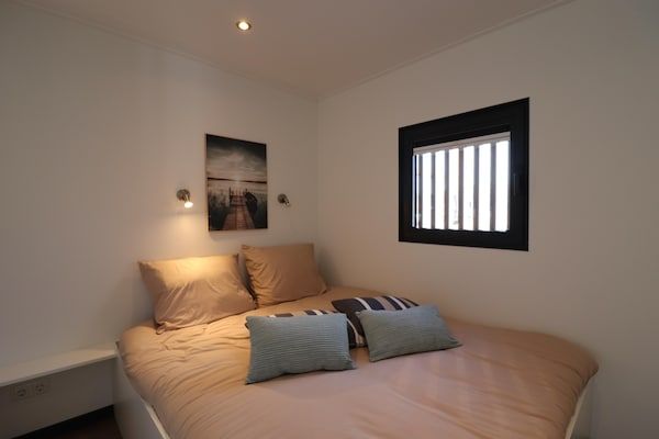 Slaapkamer - Woonboot in Lemmer met Havenzicht in Lemmer (3)