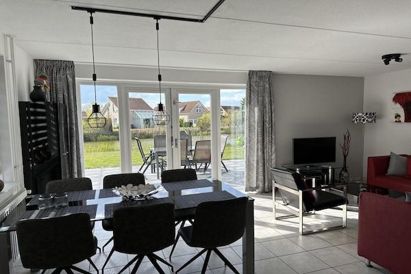 Eetkamer - Bungalow in Breskens bij Strand en Vuurtoren in Breskens (3)