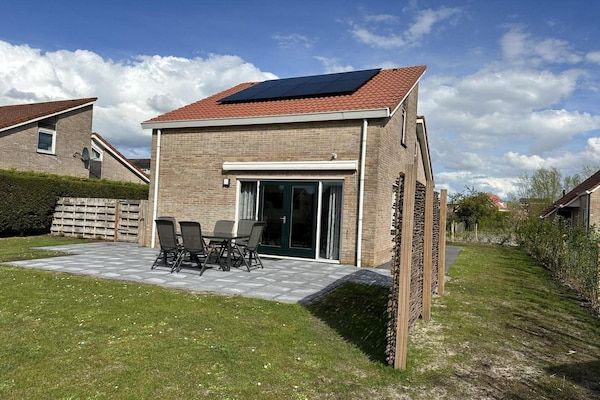 Buitenkant - Bungalow in Breskens bij Strand en Vuurtoren in Breskens (1)