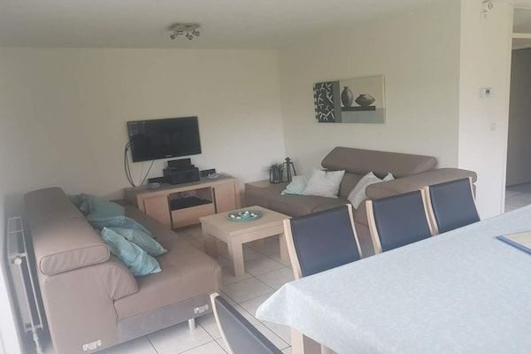 Woonkamer - Kustbungalow met tuin in Breskens (2)