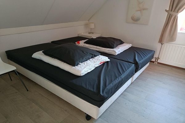 Slaapkamer - Bungalow in Breskens bij het Strand in Breskens (4)