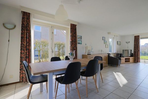 Eetkamer - Bungalow in Breskens bij het Strand in Breskens (3)
