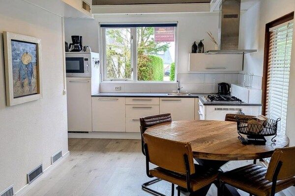 Eetkamer - Zonovergoten vakantiehuis aan zee in Breskens (3)