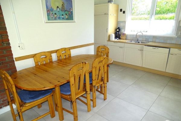 Eetkamer - Vakantiehuis Breskens bij Zee in Breskens (3)