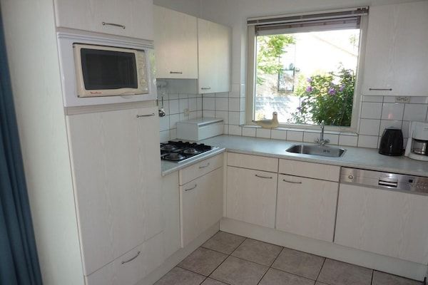 Keuken - Bungalow in Breskens bij Strand en Vuurtoren in Breskens (4)