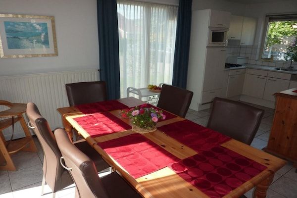 Eetkamer - Bungalow in Breskens bij Strand en Vuurtoren in Breskens (3)