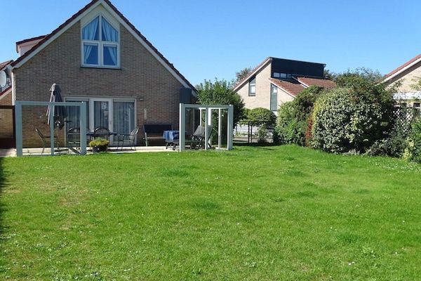 Buitenkant - Bungalow in Breskens bij Strand en Vuurtoren in Breskens (5)