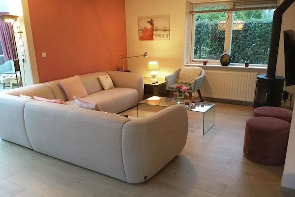 Woonkamer - Stijlvol kusthuis met aanlegsteiger in Breskens (2)