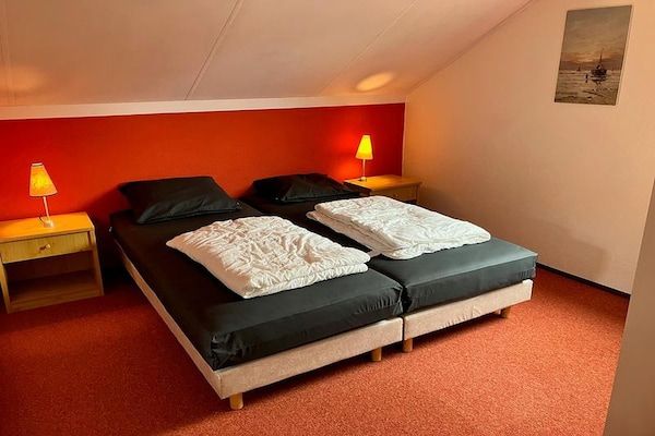 Slaapkamer - Stijlvol kusthuis met aanlegsteiger in Breskens (4)