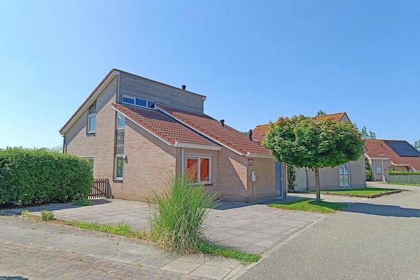 Buitenkant - Stijlvol kusthuis met aanlegsteiger in Breskens (1)