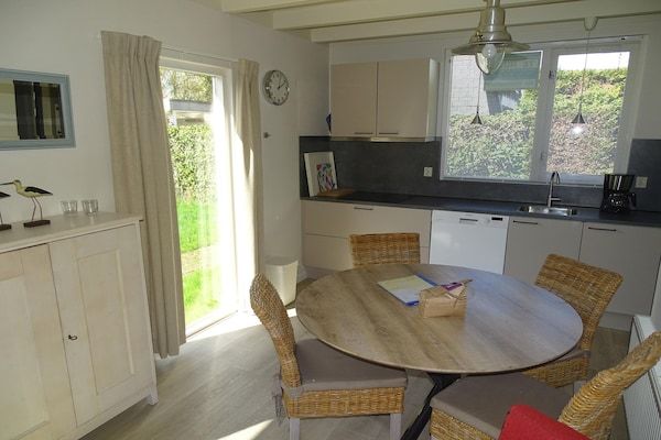Eetkamer - Familieverblijf – Dichtbij het strand in Breskens (3)