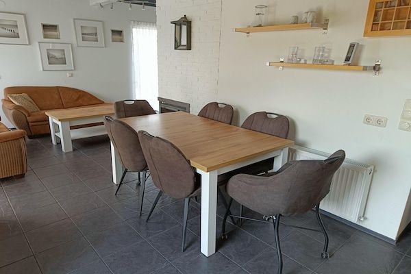 Eetkamer - Zeeuwse woning met open haard in Breskens (3)